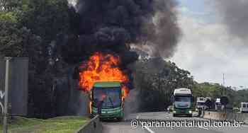 Ônibus de linha comercial pega fogo na BR-376 em Guaratuba - Paraná Portal