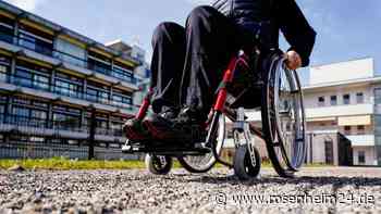 Unbekannter Radfahrer fährt in Rollstuhlfahrer – und macht sich vom Acker