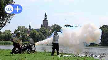 Wallensteintage Stralsund: Salutschüsse der Hanseatischen Stadtwache - Ostsee Zeitung