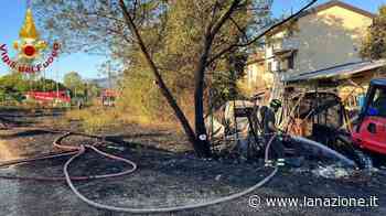 Incendio di sterpaglie a Prato, distrutte due auto - LA NAZIONE