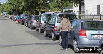 Monsterfile aan autokeuring Eeklo op eerste dag zonder afspraak: voortaan elke vrijdag eenrichtingsverkeer in Industrielaan - Het Laatste Nieuws