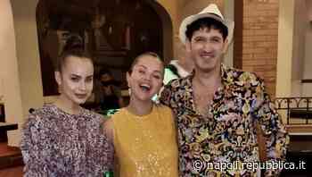 Capri, ecco Selena Gomez: brindisi e sorrisi all'"Anema e Core" - La Repubblica
