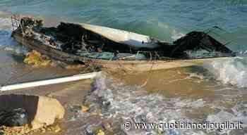 Brindisi, fuoco alla barca finita sugli scogli per la tromba d'aria - quotidianodipuglia.it