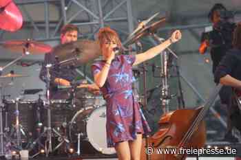 Zaz in Chemnitz: Französische Sängerin begeistert auf dem Theaterplatz - freiepresse.de