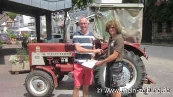 Weinfestverlosung: 19-jähriger Ernster gewinnt Senheimer Traktor - Rhein-Zeitung