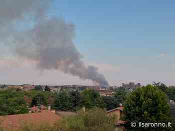 Saronno, tutti col naso all'insù: alta colonna di fumo dal vasto incendio a Cascina Colombara. Foto e video - ilSaronno