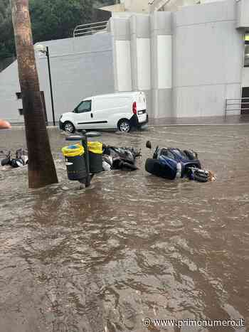 Tempesta di pioggia e vento, si allaga il lungomare: scooter trascinati dall’acqua - Primonumero