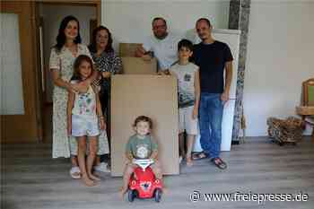 Starthilfe für ukrainische Familie in Aue: Helfer bringen Kartons voller Möbel - freiepresse.de