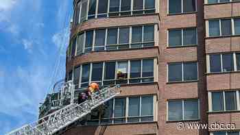 Window washers rescued from Ottawa highrise after losing power - CBC.ca