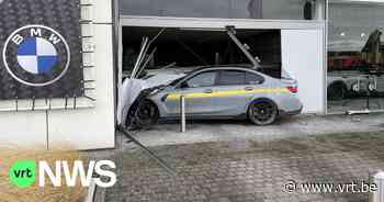 Auto rijdt BMW-garage binnen in Aartselaar - Vlaamse Radio- en Televisieomroeporganisatie