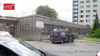 Die Hüllen fallen am Vorplatz des Saalbahnhofs