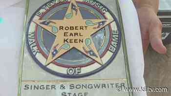 Executive Surf Club honors country music legend Robert Earl Keen - KIIITV.com