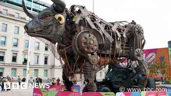 Birmingham Commonwealth Games: Ceremony bull to stay - BBC