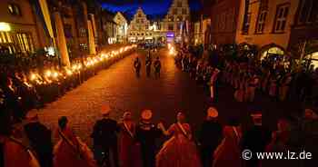Schützen feiern stimmungsvollen Zapfenstreich auf dem Marktplatz | Lokale Nachrichten aus Lemgo - Lippische Landes-Zeitung