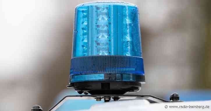 Frau behält herumliegenden Sonnenschirm: Anzeige