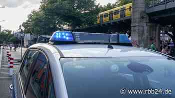 Berlin-Kreuzberg: Neunjährige bei Unfall mit Polizeiauto verletzt - rbb24