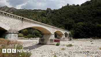France drought: Parched towns left short of drinking water