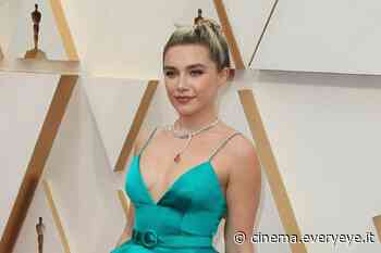 Florence Pugh sta preparando il ruolo di Dune 2...da sotto l'ombrellone - Everyeye Cinema