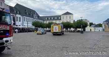 Feuerwehr und Polizei in Trier auf dem Domfreihof wegen Fehlalarm - Trierischer Volksfreund