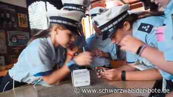 Mini-Schramberg - Razzia: Gezinkte Würfel in der Rockerbar - Schwarzwälder Bote