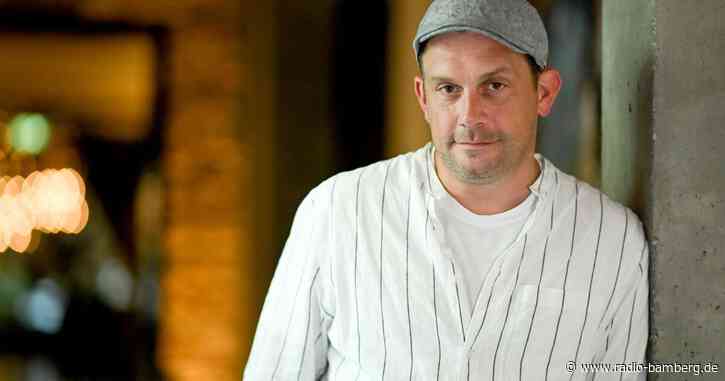 Schauspieler Sebastian Bezzel sieht Kapitalismus kritisch