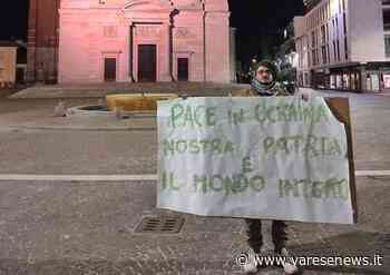 La voce solitaria di Gabriele in piazza a Gallarate: "Pace in Ucraina" - varesenews.it