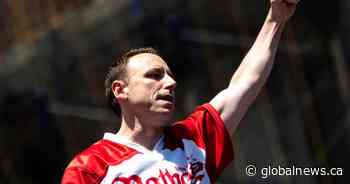 Competitive eater Joey Chestnut devours mini doughnut-eating competition at QCX Regina - Global News