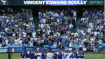 Los Angeles Dodgers pay tribute to legendary broadcaster Vin Scully - CNN