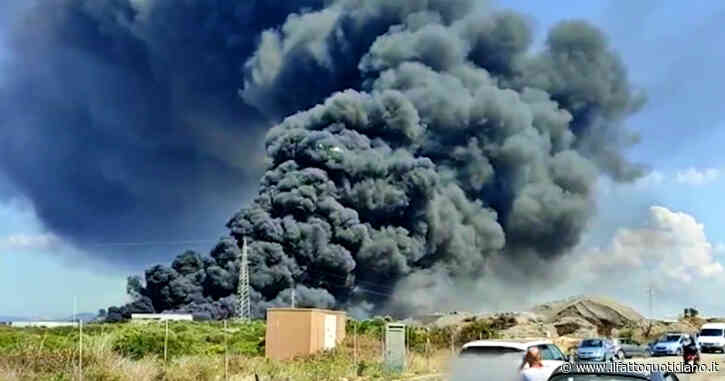 Sassari, a fuoco azienda di rifiuti. Il sindaco: “Non uscite di casa”. Il video dell’imponente colonna di fumo nero