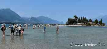 Crisi idrica: il Garda scende ancora e all'isola di san Biagio si arriva a piedi - il Dolomiti
