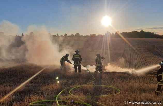 FW Königswinter: Brand eines Strohballen in Oberpleis verläuft glimpflich
