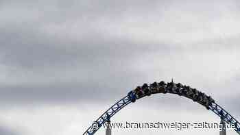 Freizeitpark: Frau fällt aus fahrender Achterbahn und stirbt