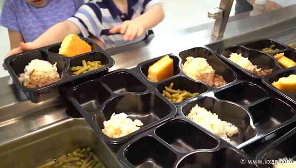 Here's why school districts aren't offering free meals to all kids this year