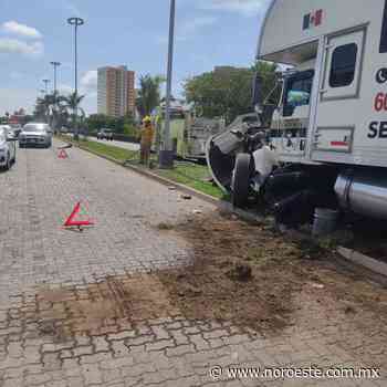 Choca camión y provoca caos vial sobre la Avenida Sábalo Cerritos, en Mazatlán - Noroeste Media