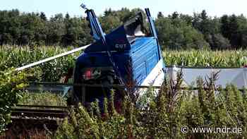 Zug erfasst Lkw: Tödlicher Unfall an Bahnübergang in Rastede - NDR.de