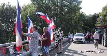 Groep actievoerders met 'boerenvlaggen' verzamelt zich boven viaduct bij Eemnes - AD.nl