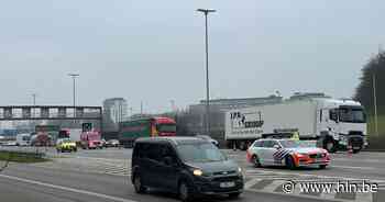 Ongeval op de R1 Ring van Antwerpen ter hoogte van Borgerhout richting Nederland: twee rijstroken versperd - Het Laatste Nieuws