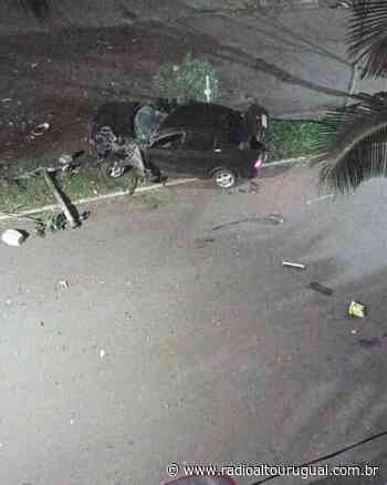 Veículo capota em violento acidente no centro de Três Passos - Rádio Alto Uruguai