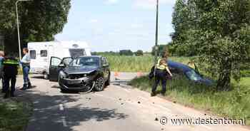 Auto rijdt greppel in na botsing met auto met caravan in Arriën - De Stentor