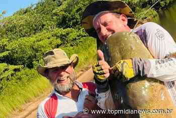 Pescador fisga Jaú de 75 Kg e abraça peixe no Rio Taquari (Vídeo) - TOPMÍDIA NEWS