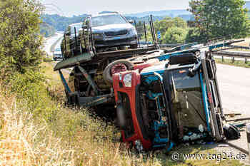 Unfall auf A72 bei Plauen: Laster kippt mit Autoanhänger um - TAG24