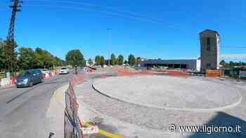 Crema, la rotatoria è troppo piccola. Per i bilici passare sarà un’impresa - IL GIORNO