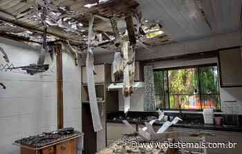 Incêndio danifica parte de telhado e forro de residência em Pinhalzinho - Oeste Mais