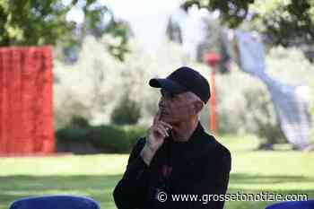 "Il fiore della vita": l'opera della Biennale dello Scarto inaugurata in paese - Grosseto Notizie