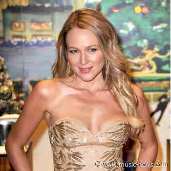 Jewel's tour bus caught fire