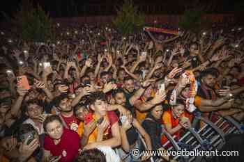 🎥 Duizenden fans staan Mertens op te wachten in Istanbul
