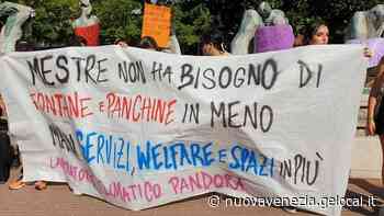 A Mestre la fontana di Aricò si anima con i manifesti: «Più welfare, meno abbandono» - La Nuova Venezia