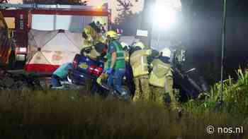 Auto rijdt tegen boom in Staphorst, twee doden (19 en 17) - NOS