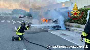 Conselve, l’auto va a fuoco e il conducente fa in tempo a scendere - Il Mattino di Padova