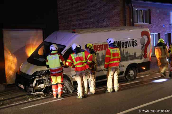 Bestelwagen knalt tegen verkeerslicht aan spoorwegovergang